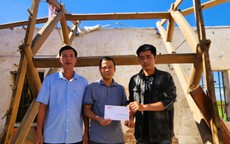 Báo Người Lao Động trao quà bạn đọc ủng hộ tới 2 hộ bị lốc xoáy ở Ninh Bình