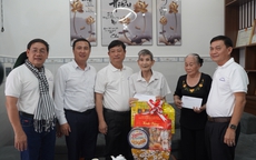 Đoàn công tác Đảng ủy các cơ quan Đảng TP HCM thăm, tặng quà gia đình chính sách tại Côn Đảo