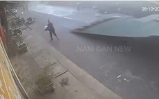 VIDEO: Gió lốc cuốn nhiều tấm tôn lớn bay xuống đường, người dân hoảng sợ bỏ xe chạy