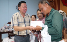 "Trái tim miền Trung" trao tặng 100 suất quà hỗ trợ người dân vùng lũ Đà Nẵng