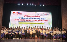 Mẹ xuất hiện bất ngờ, nữ sinh viên y dược bật khóc