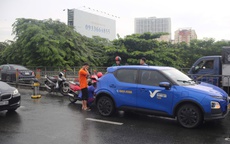 Mưa kéo dài ở TPHCM sáng nay: Va chạm, đường ngập, giao thông ùn tắc khắp nơi