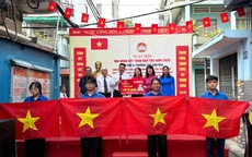 200 lá cờ Tổ quốc được trao trong Ngày hội Đại đoàn kết toàn dân tộc tại phường Tân Sơn Hòa