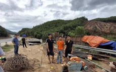 Ba thanh niên bị công an bắt giữ vì trộm cắp trên cao tốc La Sơn - Hoà Liên