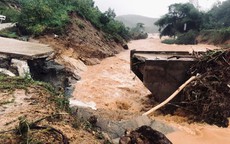 Quảng Ngãi mưa trắng trời, lũ các sông lên nhanh