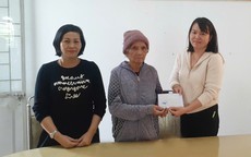 Thực hiện di nguyện của chồng, cụ bà mang 10 triệu đồng ủng hộ đồng bào vùng lũ