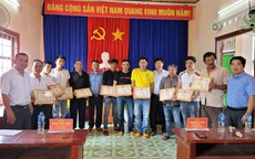 Giữa cơn lũ dữ, 12 người dân chèo thuyền thúng giải cứu hàng trăm sinh mạng