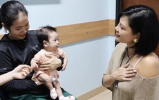 Doanh nhân Vũ Cẩm Nhung xúc động khi ghé thăm các bé mổ tim, cam kết đồng hành lâu dài