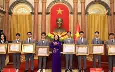 24 học sinh có thành tích xuất sắc nhận Huân chương Lao động