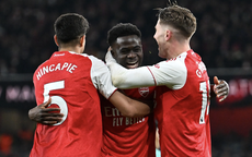 Arsenal thắng bằng hai bàn đá phản, vững ngôi đầu Ngoại hạng