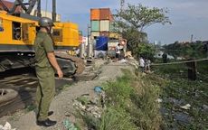 Công an điều tra thi thể xăm cá chép, hoa sen trên sông Sài Gòn