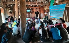 Đưa phụ nữ Ia Khươl đến bệnh viện sinh con