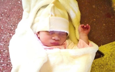 Bé gái sơ sinh bị bỏ rơi trong khuôn viên chùa ở TPHCM