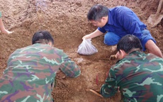 Phát hiện 4 hài cốt liệt sĩ cùng nhiều di vật trong vườn của một hộ gia đình ở Quảng Trị 