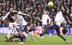 Man United gục ngã ở Villa Park, hụt hơi cuộc đua vô địch