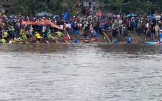 CLIP: Các vận động viên đánh nhau náo loạn lễ hội đua ghe ở Huế