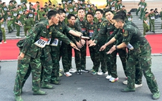 Chạy việt dã ở trung tâm thành phố, chào mừng ngày thành lập Quân đội nhân dân Việt Nam