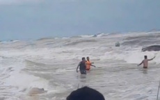 Huế: Livestream kêu gọi dân làng ra cứu nạn ngư dân bị lật thuyền