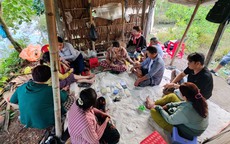 Bắt quả tang 7 “quý bà” và 4 người đàn ông đánh bạc tại căn chòi giữa vườn chanh
