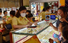 Giá vàng hôm nay 23-12: Tăng chóng mặt, lập kỷ lục mới