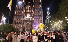 Giới trẻ Hà Nội check-in tại những địa điểm hot nhất mùa Giáng sinh 2025