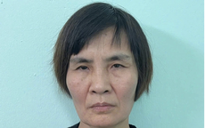 "Nhặt của rơi" không trả, người phụ nữ bắt chủ gói hàng quỳ xin rồi hành hung