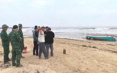 Tàu cá không người dạt vào bờ biển: Tìm thấy thi thể ngư dân mất tích