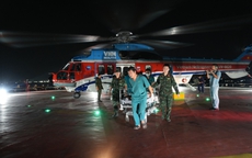 Chuyến bay cấp cứu đặc biệt kéo dài 14 giờ của ê-kip bác sĩ từ đất liền