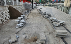 Vì sao vừa cải tạo với số tiền trăm tỉ đồng, đường đi bộ ven hồ đã bị đục nham nhở?