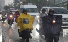 Chiều nay, mưa trái mùa trút xuống TPHCM, nguyên nhân do đâu?