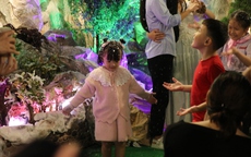 "Tuyết rơi" tại nhiều nơi ở TPHCM trong đêm Giáng sinh