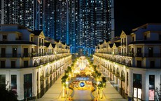 Hàng ngàn du khách hòa mình vào không khí Giáng Sinh tại Malibu Walk