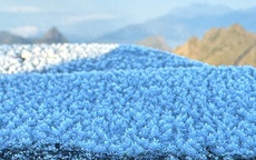 VIDEO: Du khách thích thú ngắm tuyết rơi phủ trắng đỉnh Fansipan