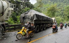 Hai phụ nữ nhảy khỏi xe khi xe đầu kéo mất thắng trên đèo Bảo Lộc