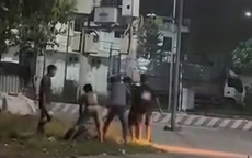 Nam thanh niên ôm đầu liên tục nói "em xin lỗi" trước vòng vây của nhiều đối tượng