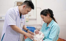 Cứu sống bé sơ sinh bị tắc tá tràng do dị tật bẩm sinh hiếm gặp