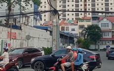 Trụ điện giữa đường