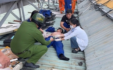 Cán bộ công an ở TPHCM cứu một thanh niên bị điện giật trên mái nhà