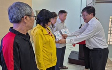 Người dân từ 65 tuổi ở TPHCM vui mừng nhận thẻ BHYT miễn phí