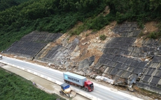 Sau sạt lở nghiêm trọng, tuyến cao tốc La Sơn - Hòa Liên hạn chế phương tiện lưu thông