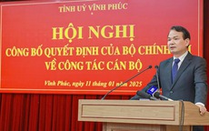 Chủ tịch Quốc hội Trần Thanh Mẫn ký các Nghị quyết về công tác cán bộ