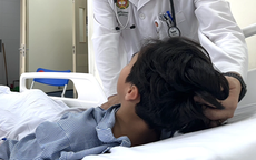 Đang đi đường, bé trai 13 tuổi bất ngờ đột quỵ ngã khuỵu