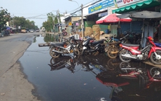 Đường ngập úng, người dân dùng ván làm lối đi vào nhà
