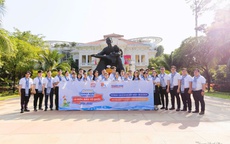 Báo Người Lao Động trao cờ Tổ quốc để thực hiện tuyến đường cờ tại đảo Phú Quý