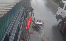 VIDEO: Cô gái thoát nạn trong gang tấc nhờ nhanh trí vứt xe máy bỏ chạy