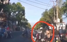 Va chạm giao thông, thanh niên "hổ báo" đánh tới tấp người khác