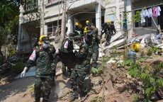 Động đất Myanmar: Người thân xúc động nhận thi thể nạn nhân từ Đội cứu hộ Việt Nam