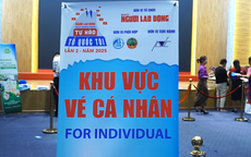 Runner hào hứng nhận BIB, sẵn sàng cho Giải Half-marathon “Tự hào Tổ quốc tôi”