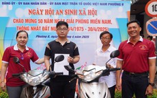 Phường tặng xe máy, xe đạp, tủ bánh mì tiếp sức người dân