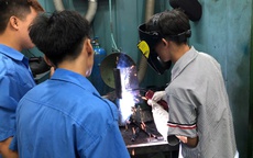 Lần đầu tiên "đột kích" xưởng thực hành, học sinh thích thú ngành kỹ thuật
